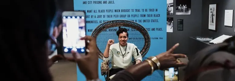 Des visiteurs dans l’installation Black Power, à la Gallery of California History