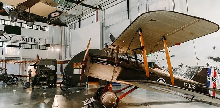 Lehen Mundu Gerrako hegazkinak RAF Museum London-eko 2. hangarrean ikusgai