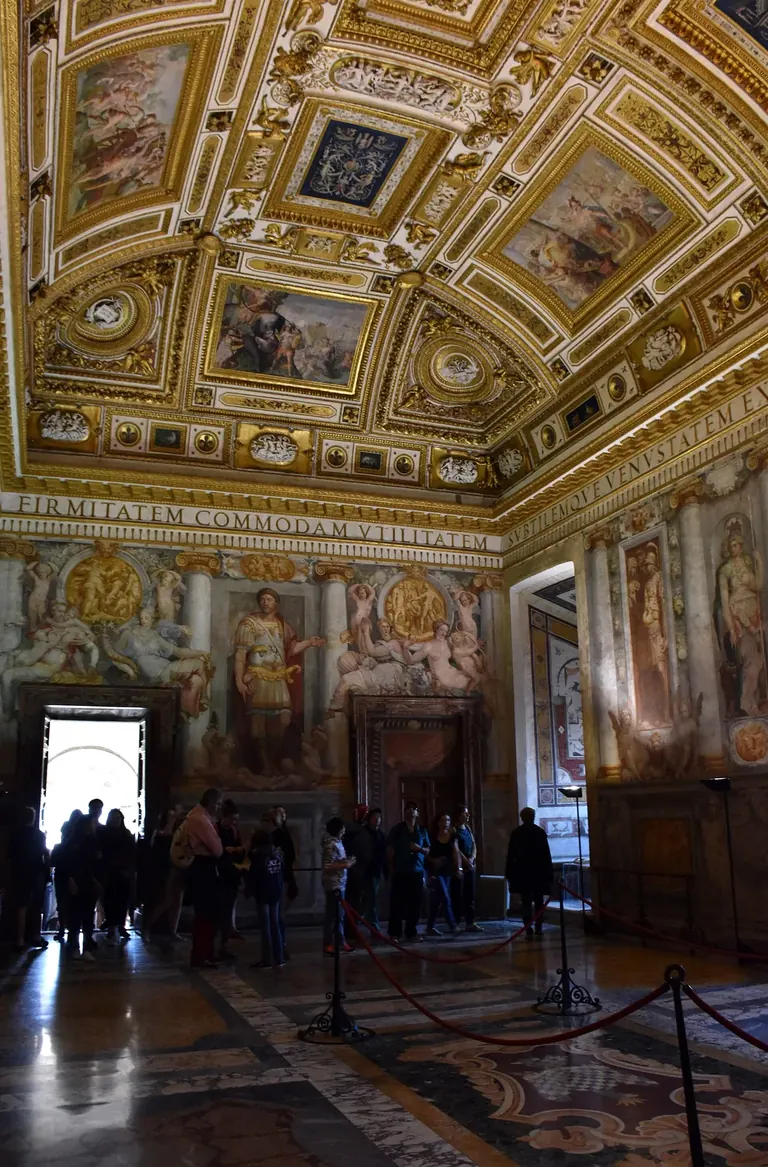 Murs et plafond ornés de fresques de la Sala Paolina, au Castel Sant'Angelo