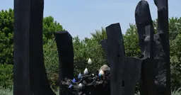Homage to Nature de Mineo Mizuno : des colonnes de bois calciné ornées de gouttes en céramique dans le Stroll Garden du Huntington