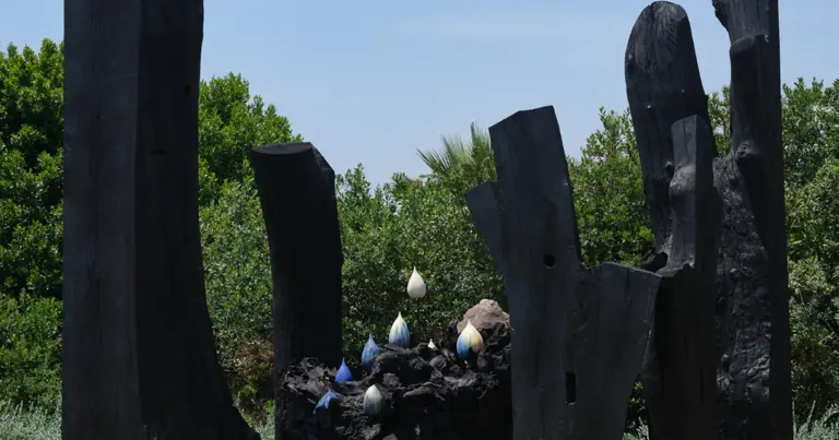 Homage to Nature de Mineo Mizuno : des colonnes de bois calciné ornées de gouttes en céramique dans le Stroll Garden du Huntington