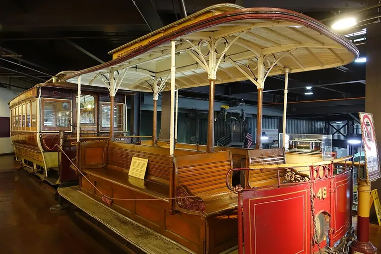 Sutter Street Railway 46号握轨式缆车与54号拖车并排陈列,组成博物馆中的一列缆车