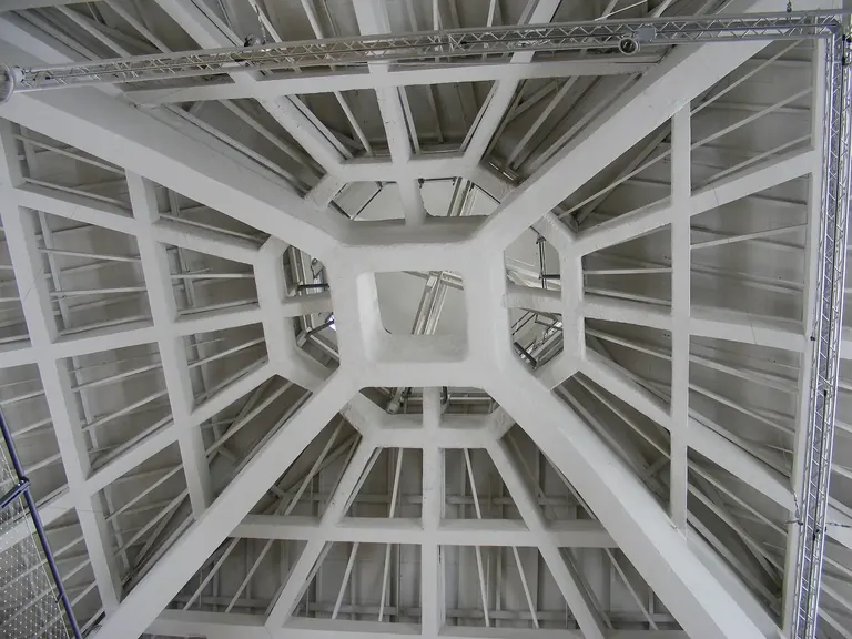 Intérieur de la coupole vitrée de la Halle III au Verkehrszentrum