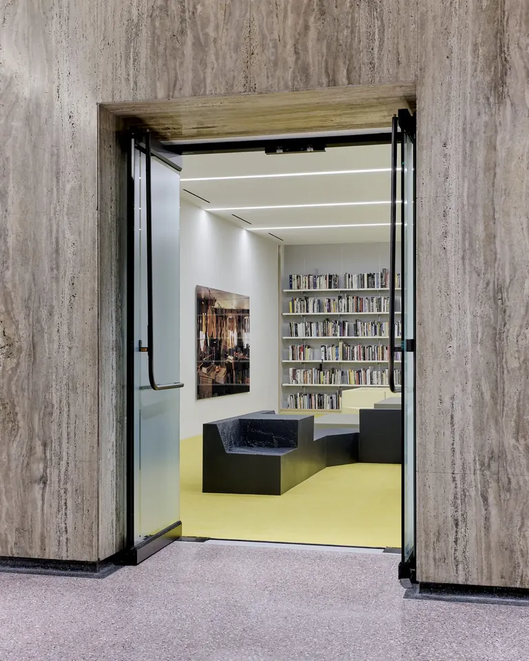 Seients d’escuma tallats a mà de Quaternion, de Kristen Wentrcek i Andrew Zebulon, a l’antiga biblioteca maçònica