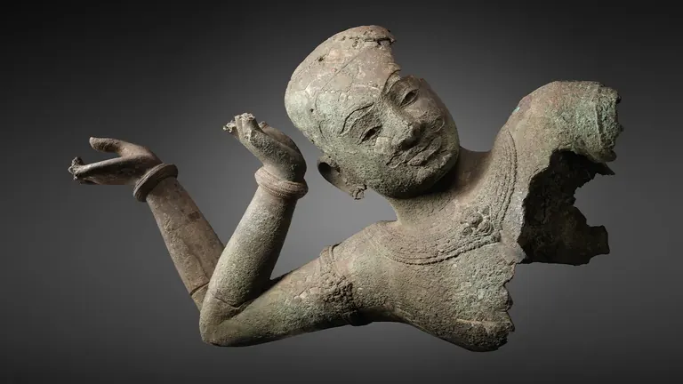 La tête en bronze du Vishnu couché de West Mebon