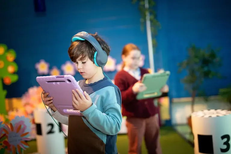 Enfant portant un casque de réalité virtuelle dans l’exposition Eden and the Golden Rule au Jewish Museum junior