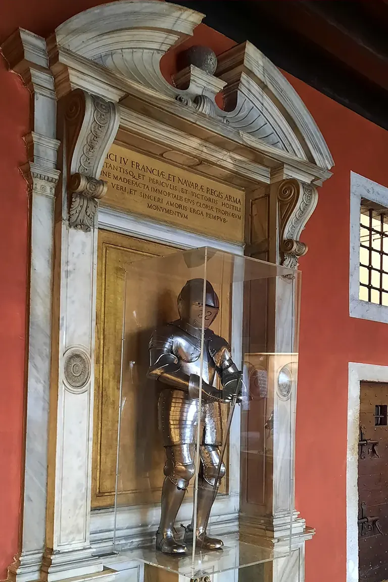 درع Henri IV في القاعة الثانية من مستودع الأسلحة في Doge's Palace
