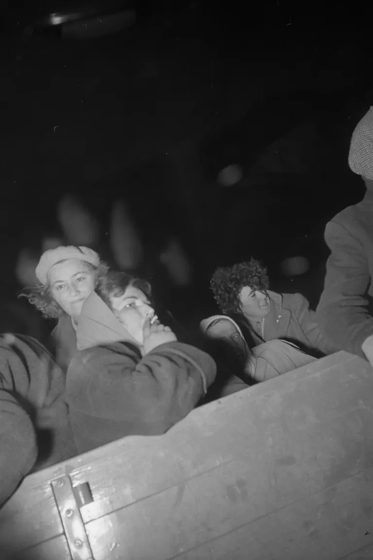 صورة فوتوغرافية من عام 1956 للاجئين المجريين أثناء نقلهم إلى أنداوه في النمسا