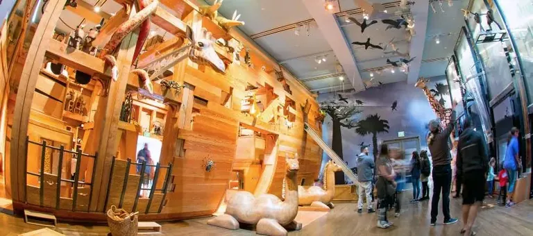 Innenraum einer hölzernen Arche mit Tierskulpturen aus gefundenen Materialien in „Noah’s Ark“
