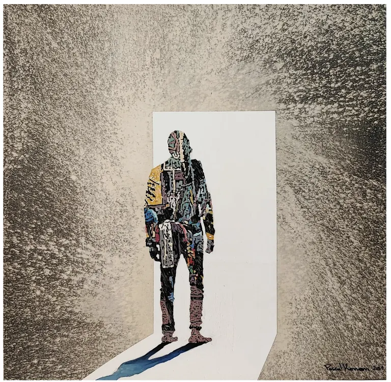 Pascal Konan, Le Tunnel de la Vie : une figure aux motifs décoratifs sort d’une porte