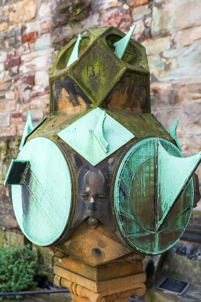 Le cadran solaire historique en pierre du Museum of Edinburgh, avec ses aiguilles en cuivre et son cadran de pierre