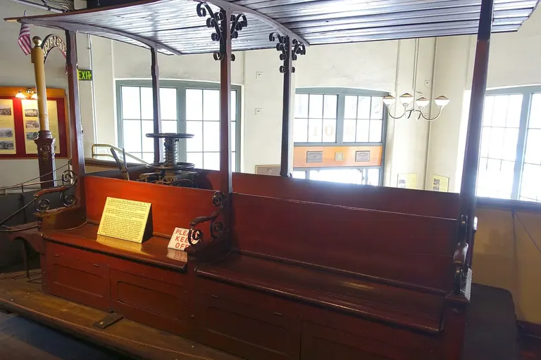 1873年的 Clay Street Hill Railroad 8号开放式握把车,陈列于 Cable Car Museum