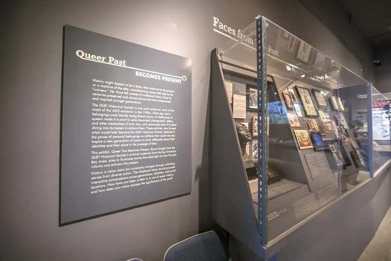 لوحة تعريفية وخزائن عرض لمعرض «الماضي الكويري يصبح حاضرًا» (Queer Past Becomes Present) في القاعة الرئيسية