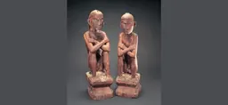 Deux figures protectrices Ifugao sculptées dans le bois, issues de l’exposition Mountain Spirits