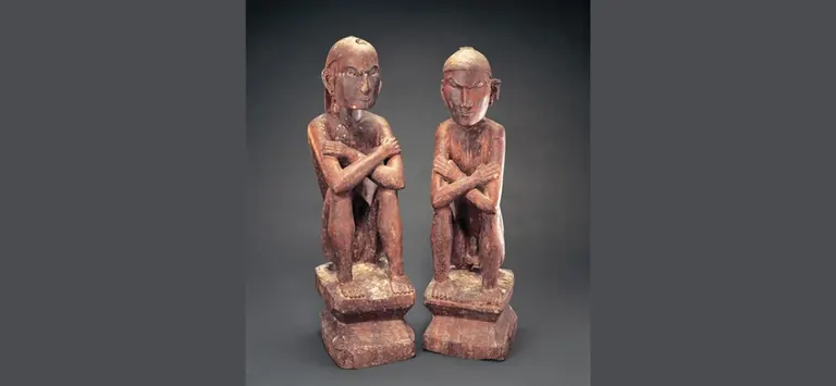 Deux figures protectrices Ifugao sculptées dans le bois, issues de l’exposition Mountain Spirits