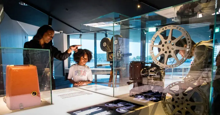 Tables de présentation d’équipements cinématographiques anciens à l’Eye Filmmuseum