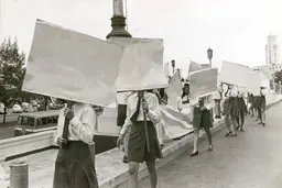 Kiri Dalena, photographie d’archive de jeunes femmes tenant des pancartes de manifestation effacées