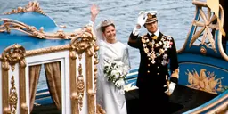 Le roi et la reine en mariés à bord de la barque royale Vasaorden, en 1976