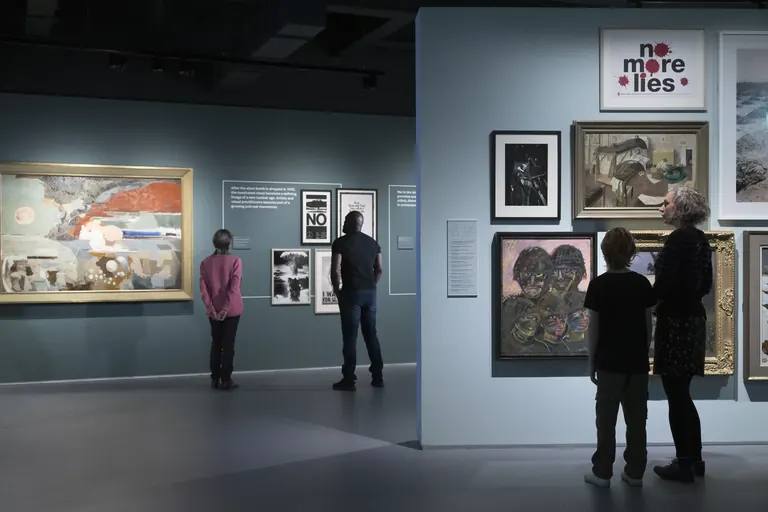 Lau bisitari Blavatnik Art, Film and Photography Galleries aretoetako artelan bati begira