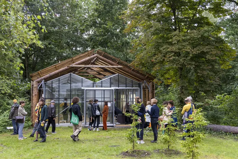 The Waldraum (Forest Room) pavilion by ConstructLab in the garden of the Brücke-Museum
