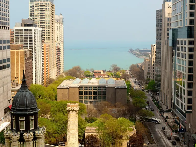 Vue aérienne du bâtiment Kleihues du MCA Chicago et de son jardin de sculptures en terrasses, en direction du lac Michigan