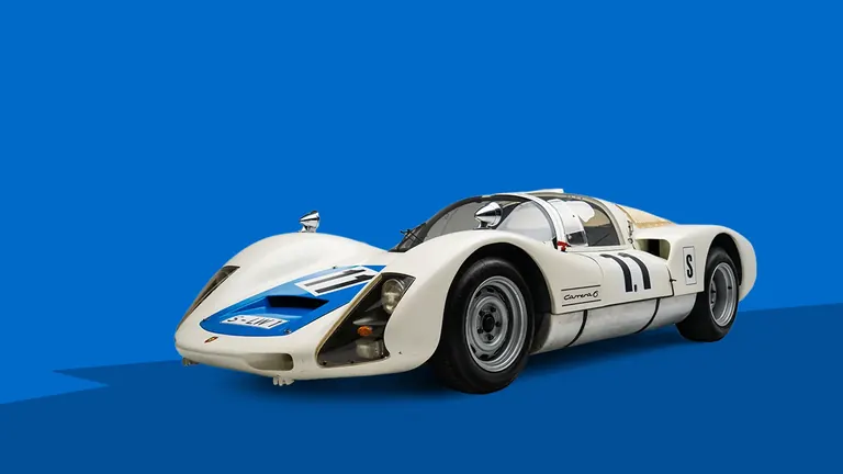 Voiture de course Porsche 906 Carrera 6 blanche à bandes bleues, numéro 11, sur fond bleu