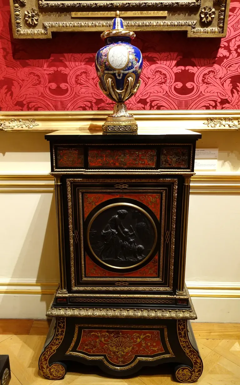 Sèvres portzelanazko loreontzi-kontsola (1769), Wallace Collection-en ikusgai, Londresen