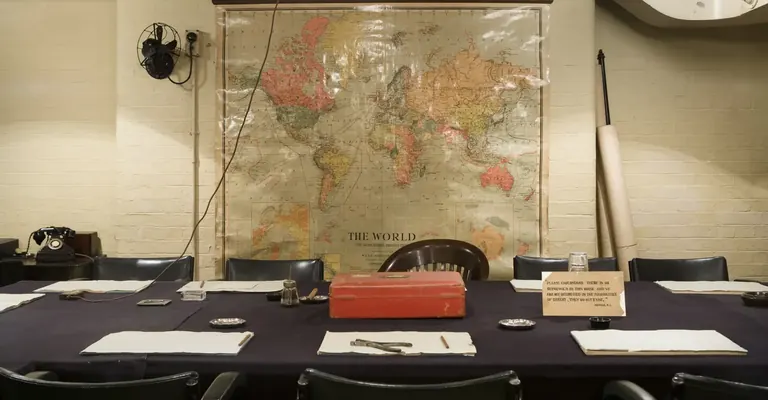 Un gran mapa exposat a la paret de la Cabinet Room, darrere l’escriptori de Churchill, a les Cabinet War Rooms