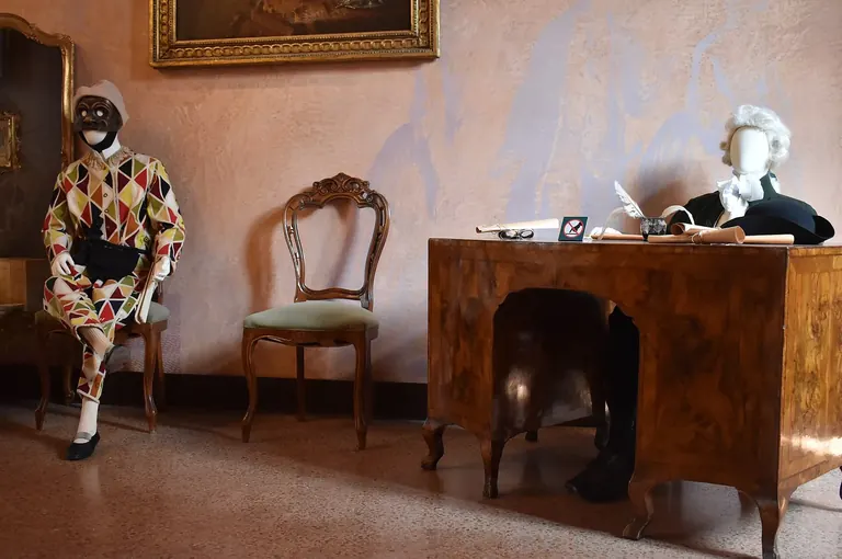 مشهد من L'avvocato veneziano، يُعرض على خشبة portego في Casa Goldoni