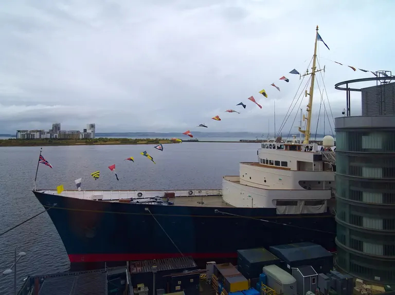 La proa del iot reial Britannia al seu amarratge a Leith
