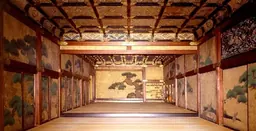 Peintures de pins sur fond d’or dans les première et deuxième salles de l’Ohiroma, palais Ninomaru-goten