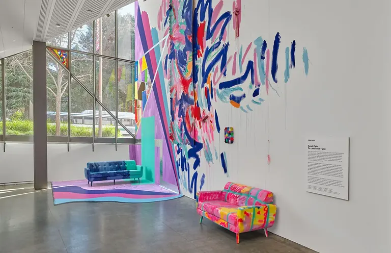 L’installation conçue pour le lieu To—you know—you de Sarah Cain, au BAMPFA