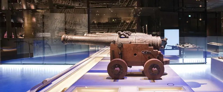 Canons de bronze dans l’exposition Battle!