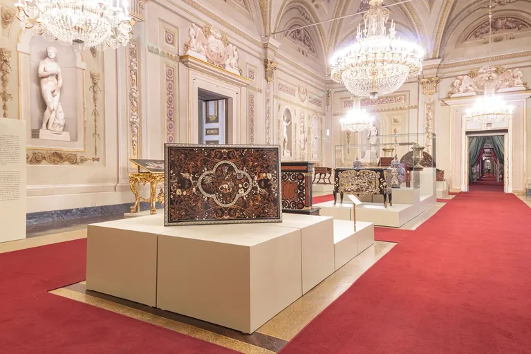 عرض للأثاث الملكي في قاعة الكوات في معرض بالاتين، Palazzo Pitti