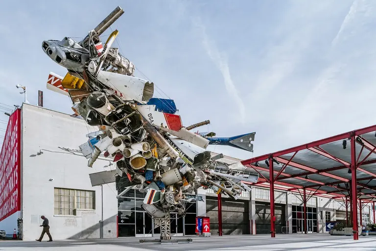 Sculpture de pièces d’avion de Nancy Rubins au MOCA