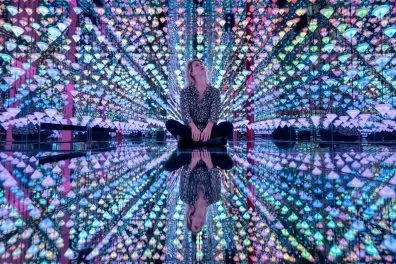 Visitant dins la sala immersiva de miralls de colors Diamond Matrix, de Studio Irma, al Moco Museum Amsterdam