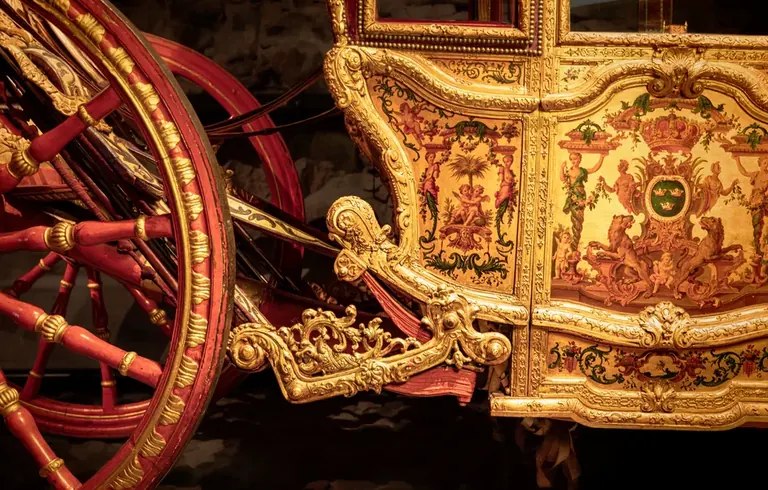 Carrosses royaux dans la remise à voitures de l’Armurerie royale (Royal Armoury)