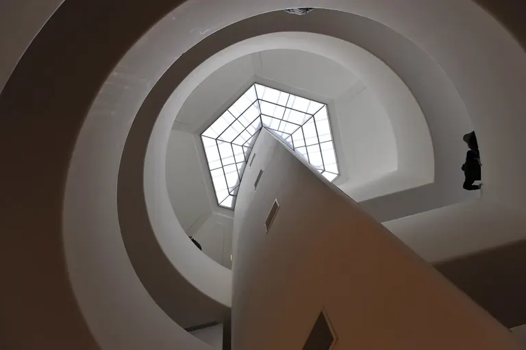 Vista cap amunt de la rampa en espiral de la rotonda de Frank Lloyd Wright, al Guggenheim Museum