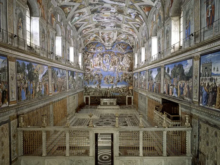 Intérieur de la chapelle Sixtine, avec le plafond peint à fresque par Michel-Ange et le Jugement dernier