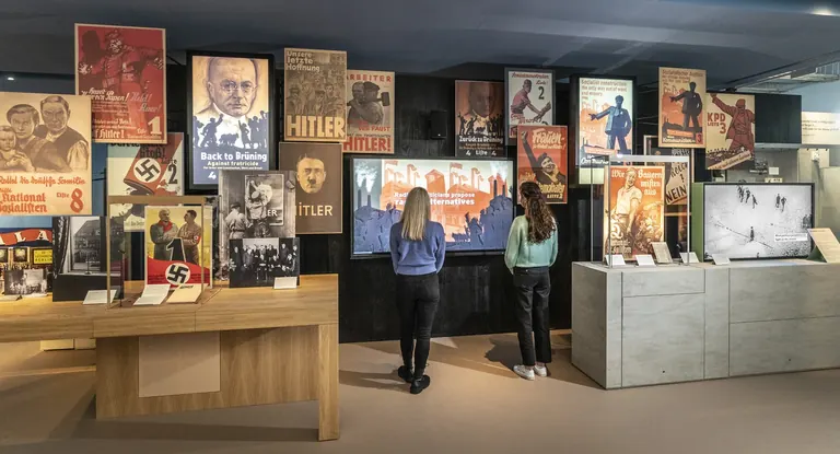 Holokaustoari buruzko erakusketa aztertzen ari den bisitaria