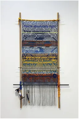 Tissage de texte réalisé à la main par Kira Dominguez Hultgren, You're Absolutely Right, sur un métier en bois
