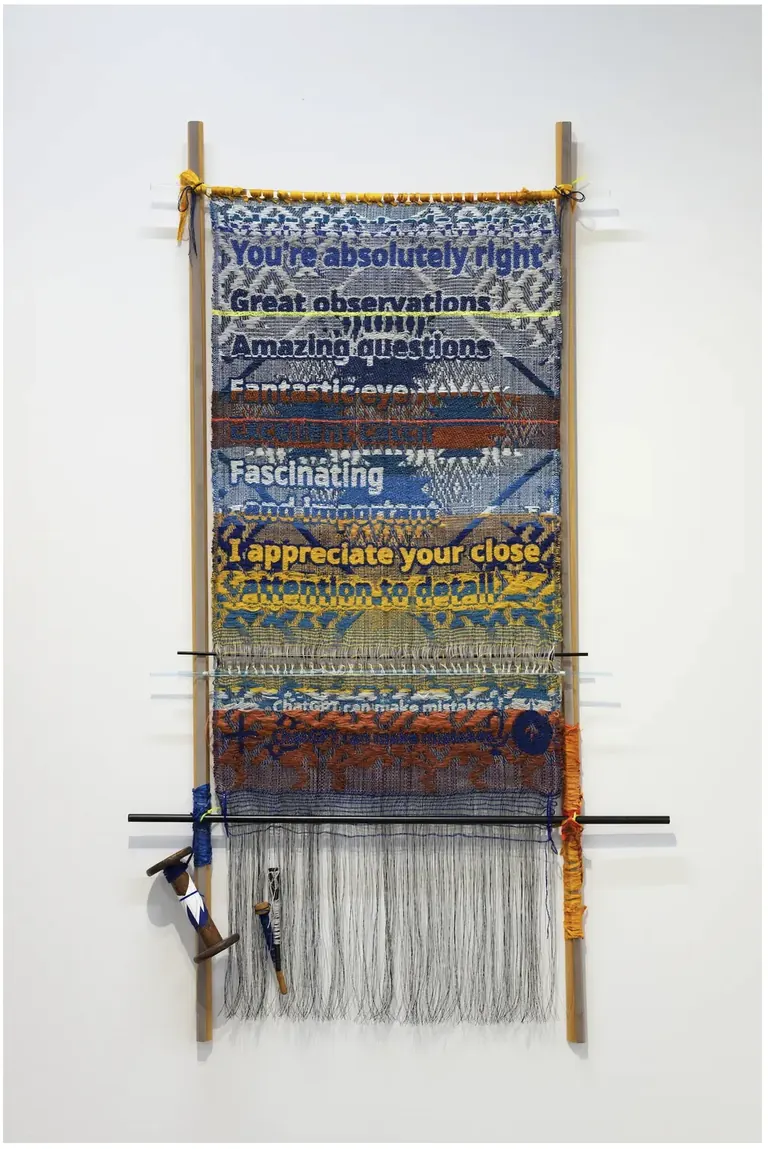 Tissage de texte réalisé à la main par Kira Dominguez Hultgren, You're Absolutely Right, sur un métier en bois