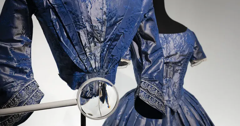 Vêtement historique issu de la collection de costumes du Rijksmuseum, dans l’exposition WORN