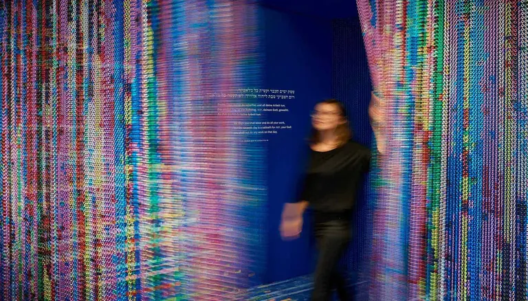 A visitor in the Shabbat room of the core exhibition