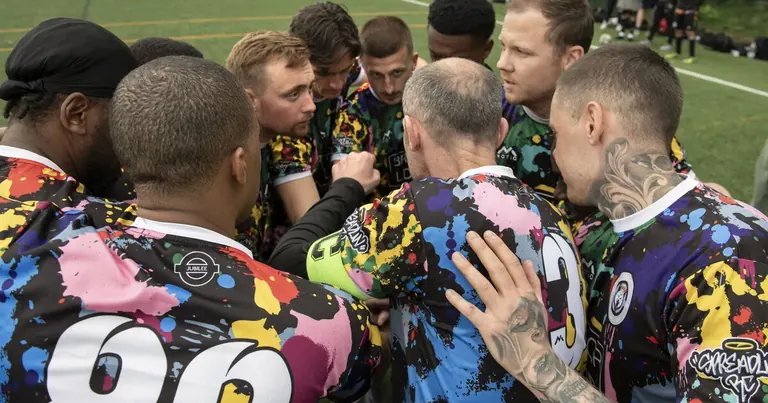 Un grup de futbolistes es reuneix en cercle