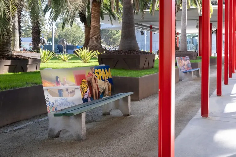 Vue de l’installation des bancs peints par Alfonso Gonzalez Jr., In Between Stops
