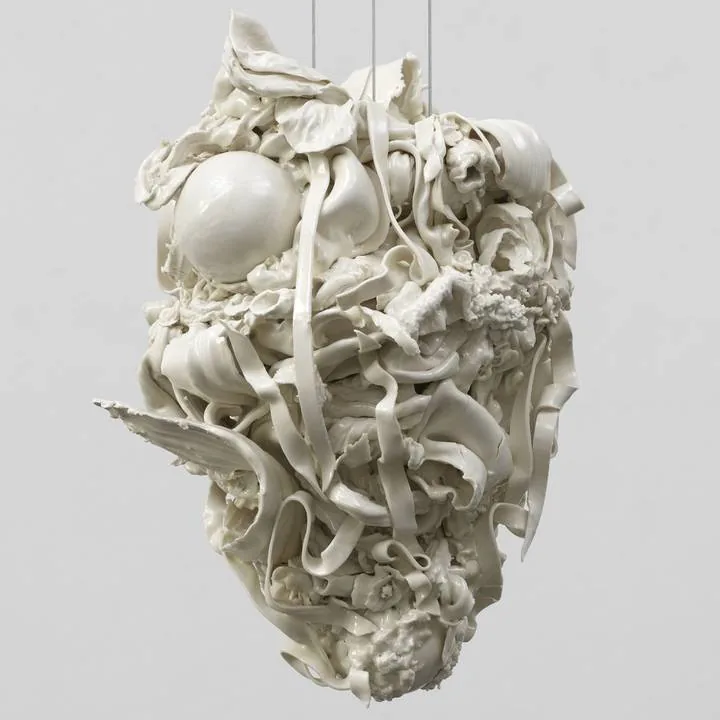 Rachel Kneeboneren Pull (2023), portzelanazko eskultura, Wallace Collection