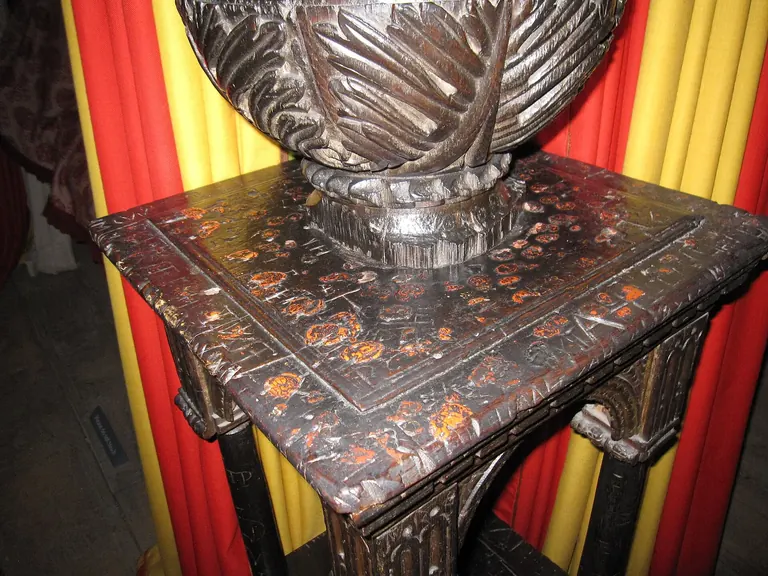 The Great Bed of Ware (c. 1590), un llit de roure de l’època isabelina amb una talla molt elaborada, al Victoria and Albert Museum