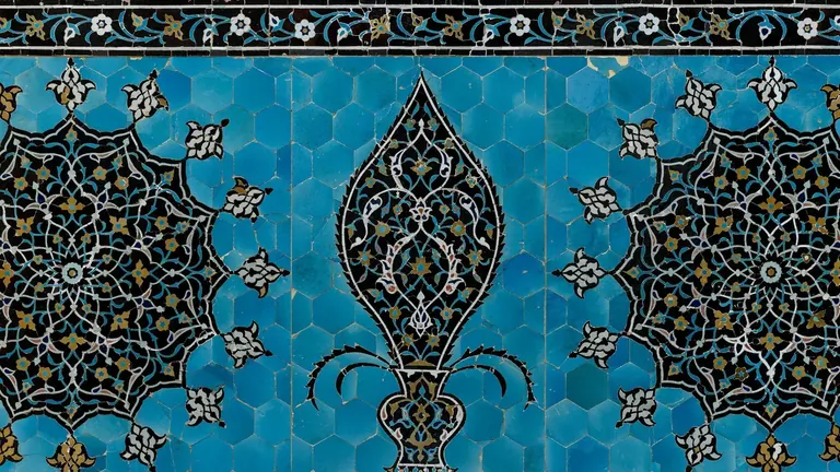 Objets en métal et céramiques d’art islamique exposés