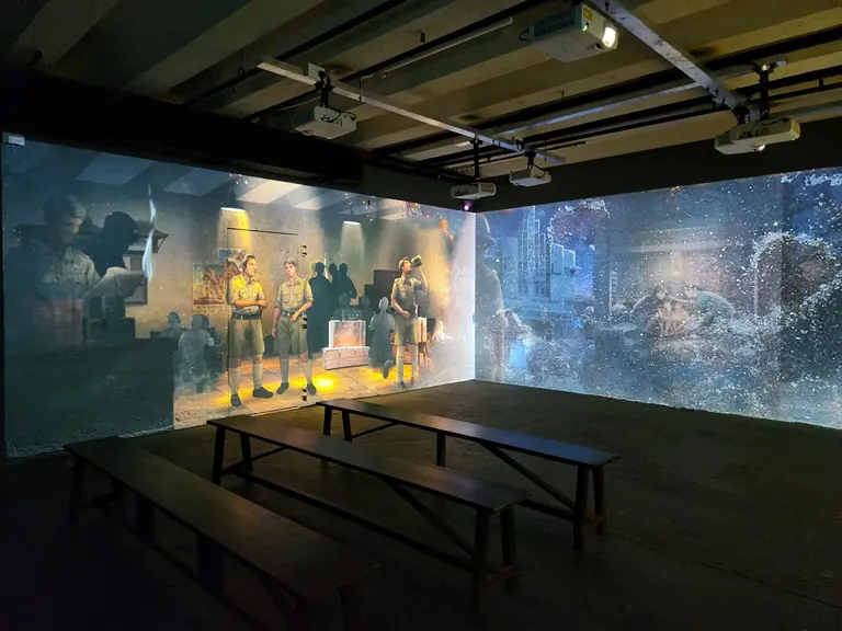 Visiteur suivant une visite audio-guidée à l’intérieur du bunker Battlebox